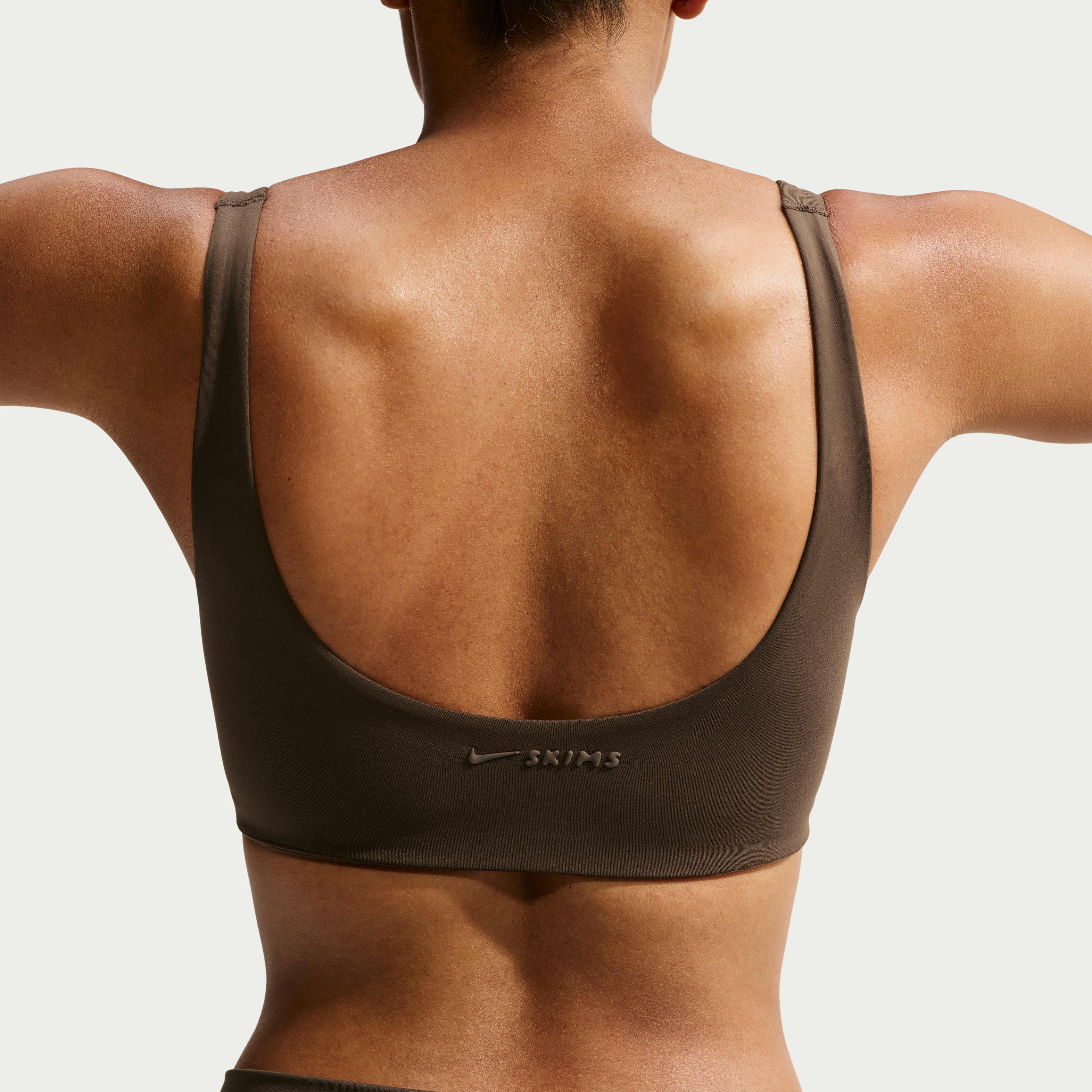 NikeSKIMS Matte Women's Shaping Scoop Bra | The Summit